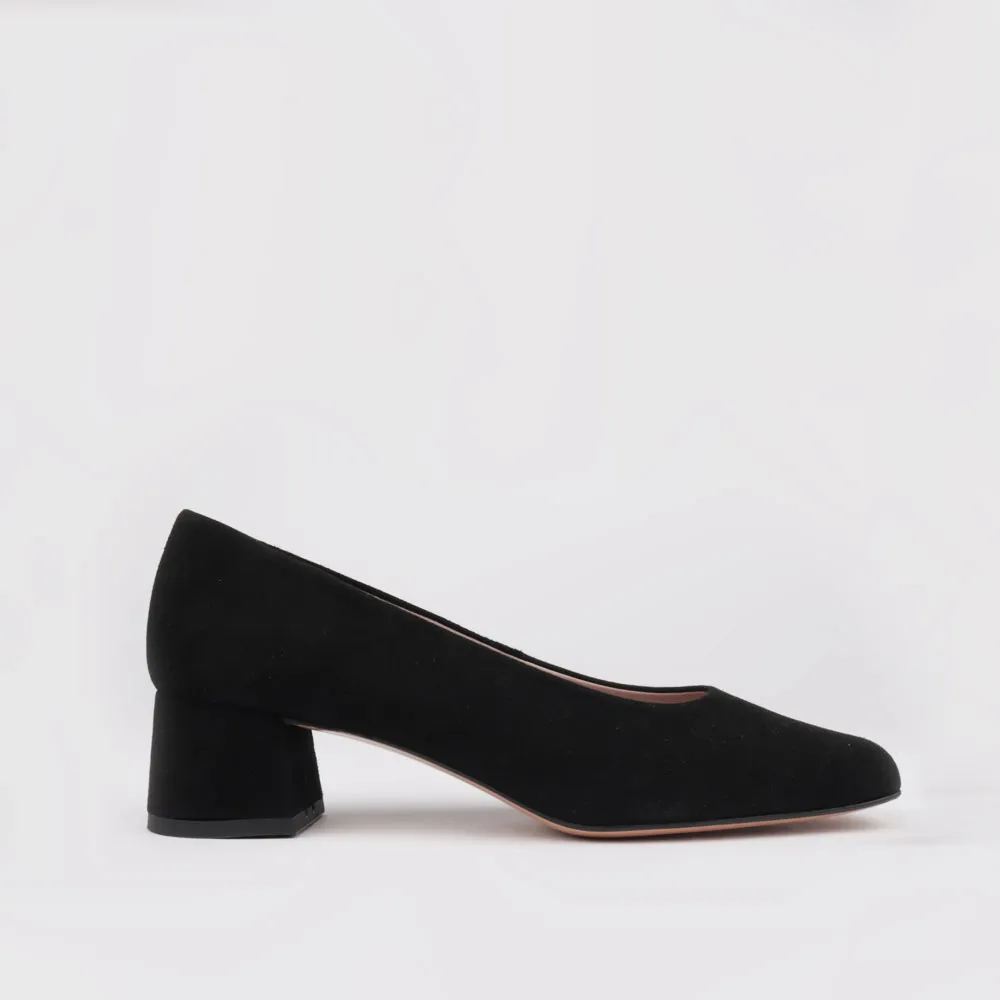 Wide and low heeled shoe Amanda in black