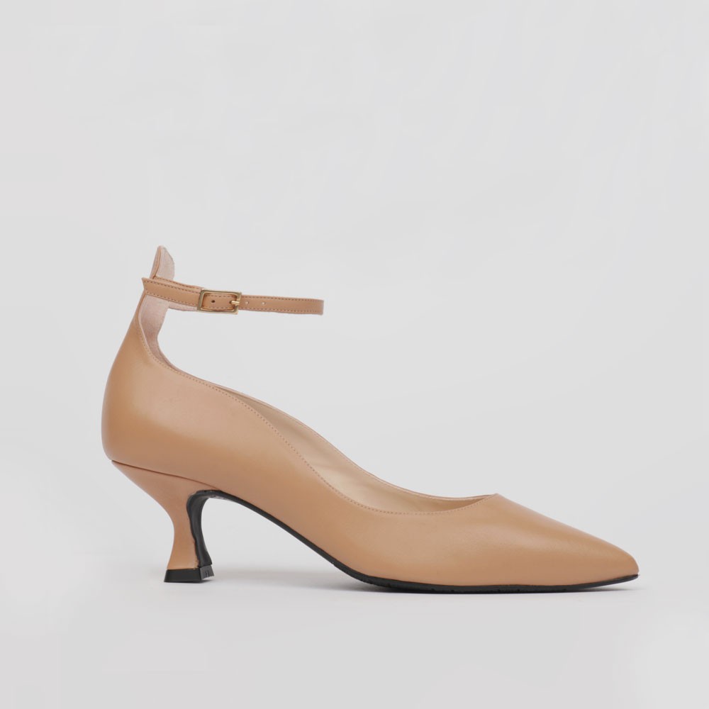 Camel stiletto bracelet detail - Heel pumps shoes Luisa Toledo