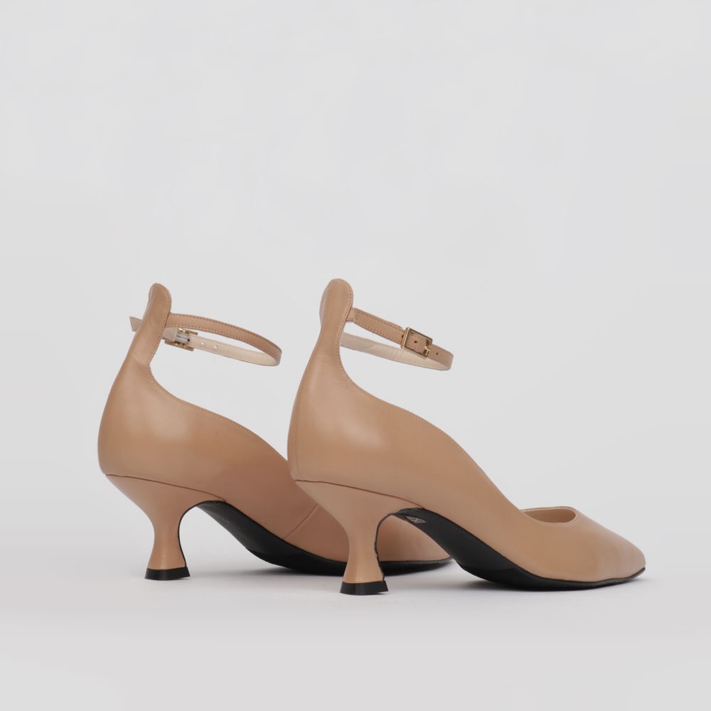 Camel stiletto bracelet detail - Heel pumps shoes Luisa Toledo